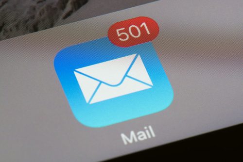 iPhone email notification | 5 Easy Tips To Attract Reader Attention and Create Loyal Clients | Brighter Vision Web Solutions | Therapist Websites & Marketing for Therapists | Blog for Therapists